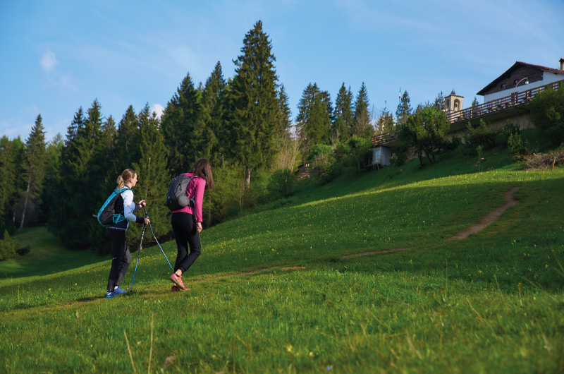 TouringClub's tweet photo. 🥾 In #ValSeriana, a 45 minuti da Bergamo, #Clusone è uno dei borghi certificati con la #BandieraArancione, sinonimo di #qualità, #accoglienza ed eccellenza. Scopri nel nostro articolo le #passeggiate e gli #itinerari da fare, anche con i #bambini: https://t.co/SORQ2l3ttD https://t.co/kMAajPHsJp