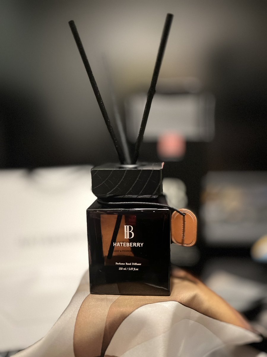 Ynot7teen's tweet image. จะมารีวิว #Diffuser ของ #HateberryScent

วันก่อนเห็น #คัลแลน Speedy Quiz รีวิว แล้วสะดุดกับกลิ่น ‘Roaring Sandalwood’

สะดุดคำว่า กลิ่นที่ใช้กับผู้สูงอายุ 🗡️ จึก!! 555 

บังเอิญว่า ฉันนี่แหละ ที่ซื้อกลิ่นแก่😥🤣

อย่าเพิ่งตกใจ สรุป มันคือ กลิ่นไม้จันทน์ (ตามคำแปล)
