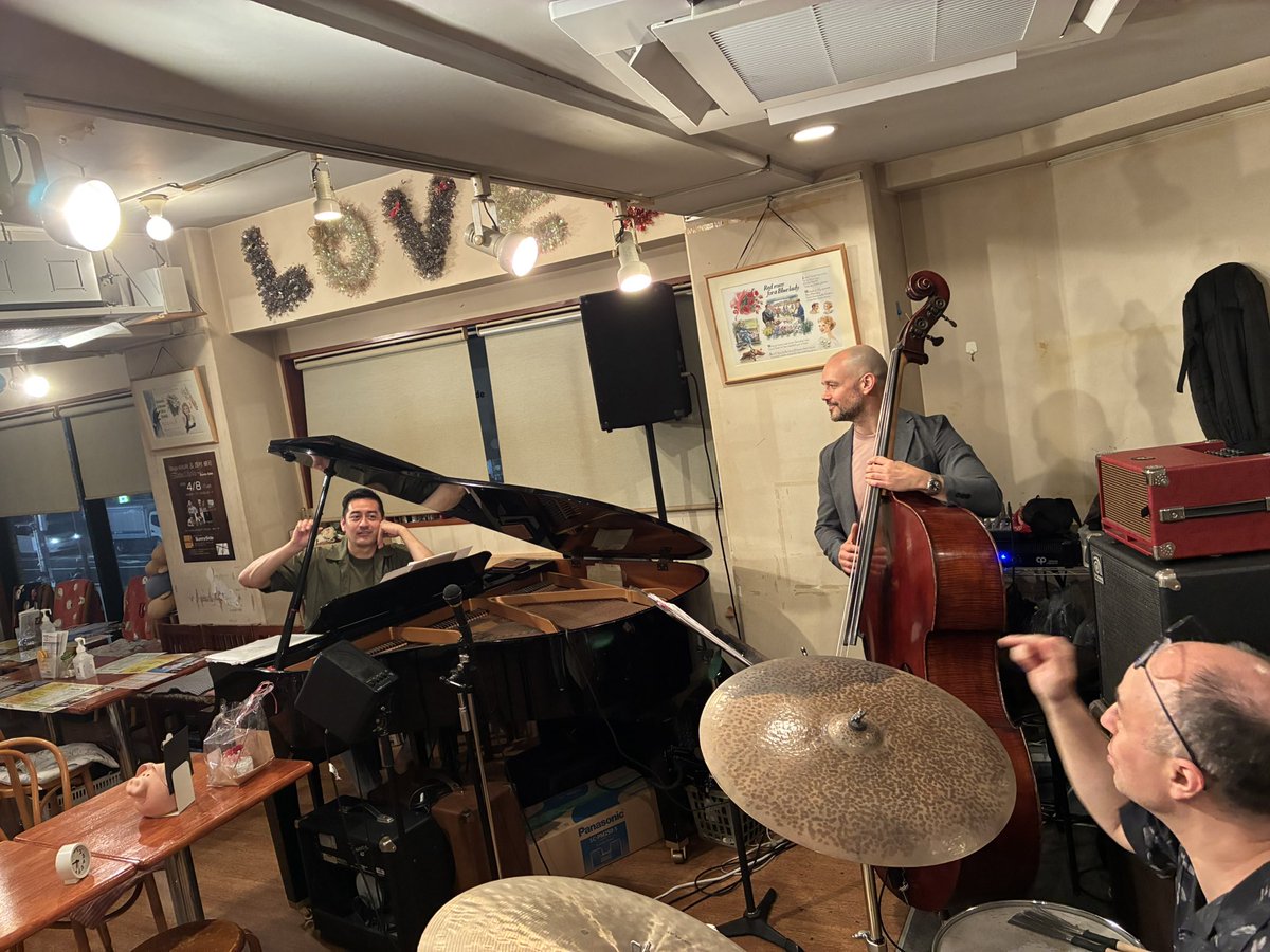 本日のサニーサイドは、ブラジリアンジャズトリオ「デパウロトリオ」だよ！
ポールドワイヤー（Ｂ）
デニスランバート（P）
ダニエルバイデル（Ds）
19:30スタート
ミュージックチャージ¥3,500
リハーサルは英会話だよ！
だけど、日本語上手だよ。