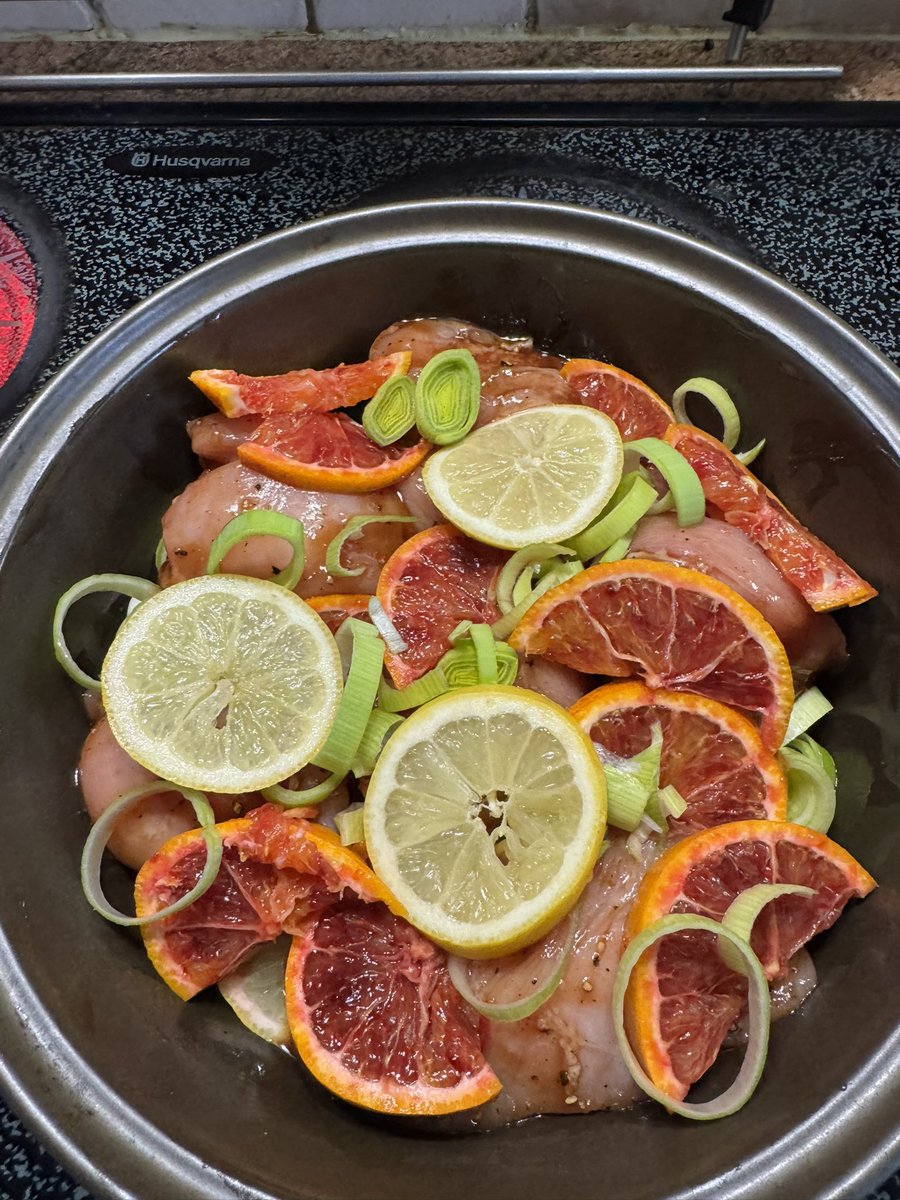 Pääsiäisenä on aikaa herkutella!
Veriappelsiini-, sitruunakana menossa uuniin. Kuopion MM-suunnistusviikolla on aikaa myös lomailla ja herkutella maku elämyksistä.
#kalakukko #savo 
#pääsiäinen #Easter #suunnistus #orienteering #kuopio #tahko