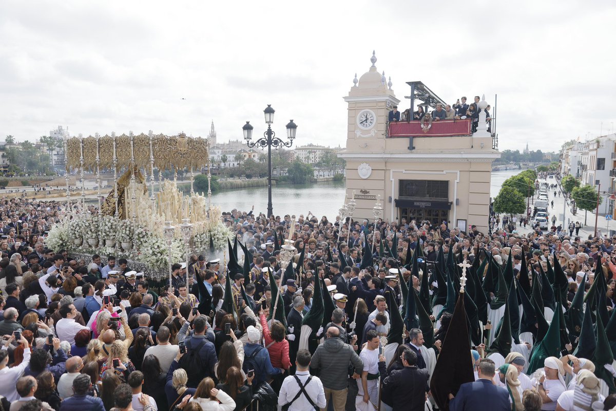 EspDeTriana's tweet photo. [11:45] Nuestra Señora de la #Esperanza es recibida en loor de multitudes en la Plaza del Altozano. La Virgen se reencuentra, de nuevo, con su barrio de #Triana en esta bella mañana de Viernes Santo.

#EsperanzaDeTriana25 #LaMisiónDeLaEsperanza https://t.co/Lfoy4u7Hie