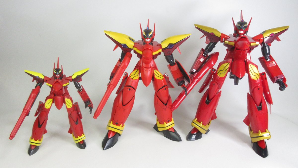 PLAMAX VF-19改の1/72 スケールはなかなか大きいです（中央）😀 真ん中