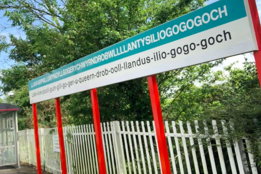 ChimPlaceBot's tweet photo. Llanfair­pwllgwyngyll­gogery­chwyrn­drobwll­llan­tysilio­gogo­goch(スランヴァイルプールグウィンギルゴゲリッヒルンドロブールスランティシリオゴゴゴッホ)/イギリス・ウェールズ https://t.co/WGODCeghH8
