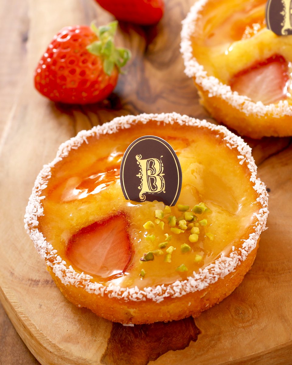 【フルーティな美味しさ🍓🍊🍐】
ガトー・ナンテ〈フリュイ〉
-
発酵バターが豊かに香るしっとり生地に、苺、オレンジ、洋梨の3種のフルーツをのせて焼き上げた一品✨
