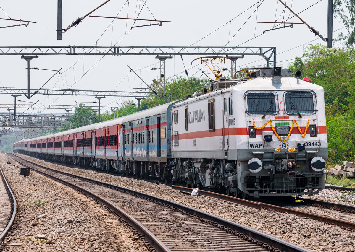 drm_tvc's tweet photo. A new chapter begins!
Sabari Express rolls out in LHB glory for the first time—promising smoother, safer, and more comfortable journeys fo passengers!
📷-Abhijith Bhaktan, Anandhu R
#SabariExpress #LHBUpgrade #IndianRailways #SouthernRailway https://t.co/XjpSMx4rqv