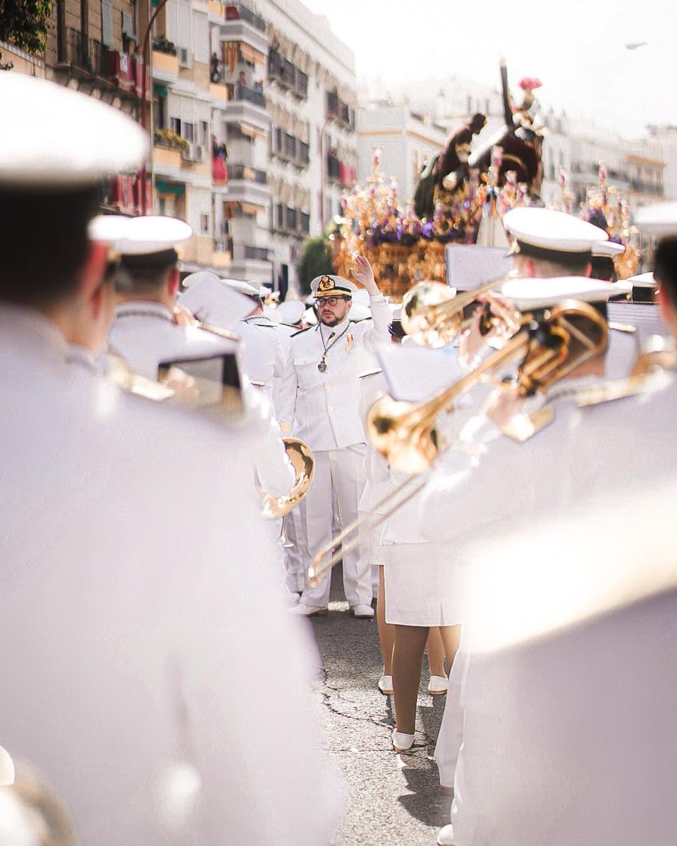 🤍 45 años resumidos en una sola imagen. El Rey de Triana para sus músicos, sus músicos para el Rey de Triana.

Gracias por tan bello gesto Padre, la luz de tu mirada en el lugar más bello del mundo.

#TresCaídasDeTriana | #45Aniversario