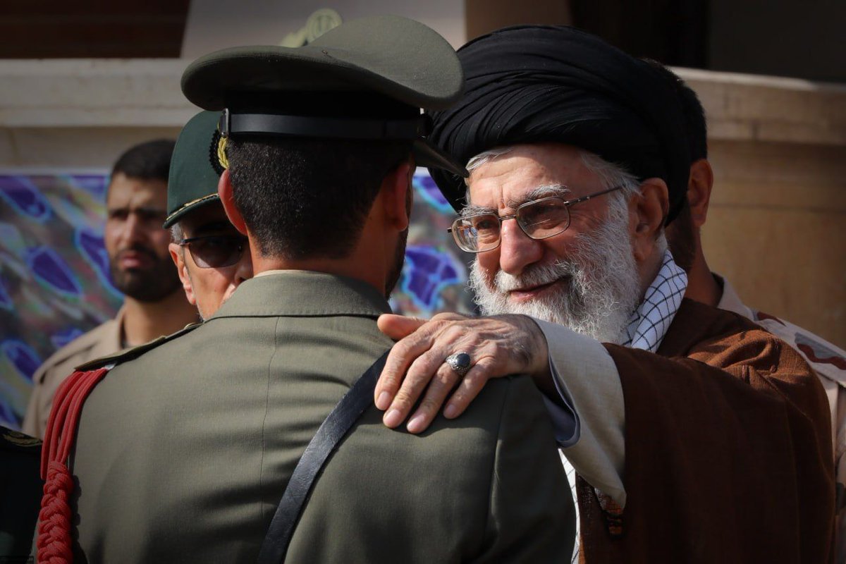 a_aram_m's tweet photo. اگر چنانچه آمریکا بخواهد 
دخالت نظامی بکند 
اصلًا این «اگر» ش را هم نباید بگویند
آمریکا عاجز است 
که دخالت نظامی در اینجا بکند...
امام خمینی (ره)، ۱۶ آبان ۱۳۵۸

#ارتش_انقلابی https://t.co/2D88d9qpjA
