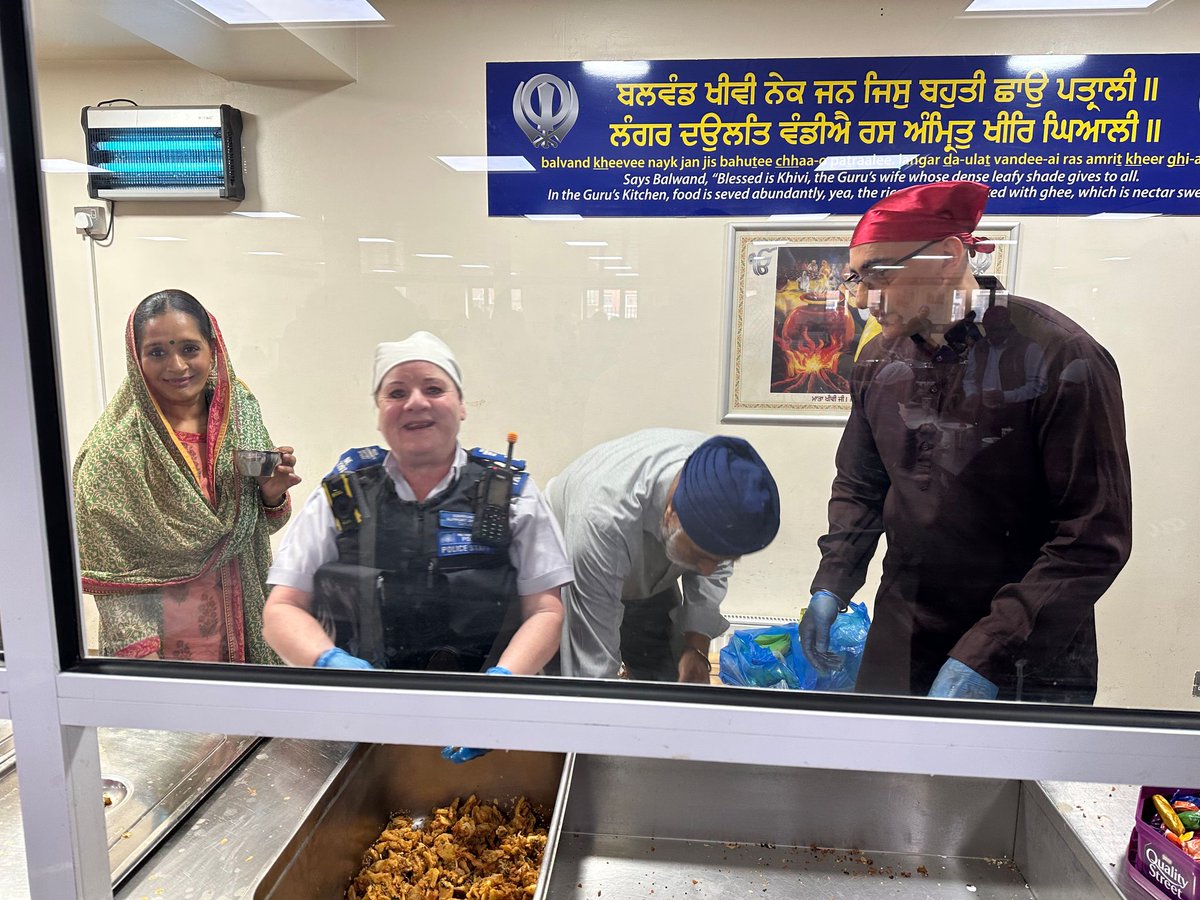 MPSNewham's tweet image. In between patrols, #GreenStreet officers stopped off at the Ramgharia Gurudwara in E7 &amp;amp; assisted the kitchen team in serving lunch to the community.

This was to celebrate the festival of #Vaisakhi. It was a great day &amp;amp; we hope everyone had a great time! #CommunityCrimeFighting