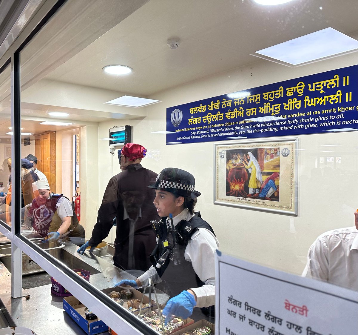 MPSNewham's tweet image. In between patrols, #GreenStreet officers stopped off at the Ramgharia Gurudwara in E7 &amp;amp; assisted the kitchen team in serving lunch to the community.

This was to celebrate the festival of #Vaisakhi. It was a great day &amp;amp; we hope everyone had a great time! #CommunityCrimeFighting