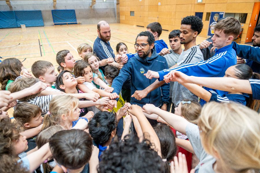 superbasketpl's tweet photo. 76 placówek, 80 trenerów i 15 tys. trenujących dzieci.

W ramach zajęć organizowanych przez Albę.

W samym Berlinie.

Jak Niemcy zostali mistrzami świata w koszykówce? Rozmowa @Basketkey z koordynatorem berlińskiego projektu sporo wyjaśnia #plkpl

CZYTAJ: https://t.co/Xf5IxKyMg2 https://t.co/OWG2N0d4lj