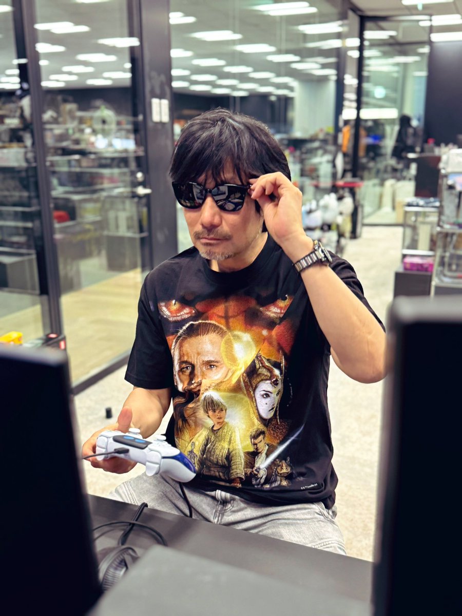HIDEO_KOJIMA_EN's tweet photo. Checking the Japanese version🎮 https://t.co/OyGXU9ZN4k