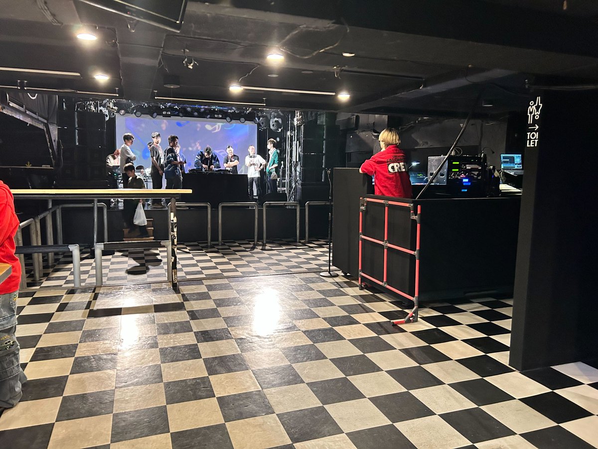 harukasan's tweet photo. RubyMusicMixinは20:00スタートです（19:30開場）
https://t.co/yyxRVb7xip

⚠️今回のRubyMusicMixinは以前の沖縄のイベントといくつかの違いがあります！⚠️

🪪入場にはRubyKaigi 2025の名札に加えて、顔写真付き身分証明書も必須です(コピー不可)。
⛔️定員に限りがあるため、入場規制を行います。同時に入場できるのはおよそ100名までです。
🎶昨年の会場とは異なり、椅子や休憩スペースはありません。体調に気をつけ、飲みすぎにはご注意ください。
🍻飲食物の持ち込みは禁止です。お一人様につき最低ワンドリンクのご注文が必要です（600円〜、現金のみ）。

RubyKaigi本編と同様に、アンチハラスメントポリシーを遵守してください。 
よろしくお願いいたします！
#rubykaigi #rubymusicmixin