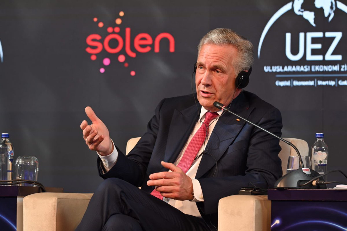 Almanya Federal Cumhuriyeti 
10. Cumhurbaşkanı Christian Wulff: “Çocuklarımızın iyi koşullarda yaşamalarını istiyorum. Şuana kadar gayet iyi yaşadım. Yanımızda bulunan çevremizdeki insanların menfaatlerini de düşündük. Ama Elon Musk bunun aksini savunmaktadır. Ben dört yıl sonra