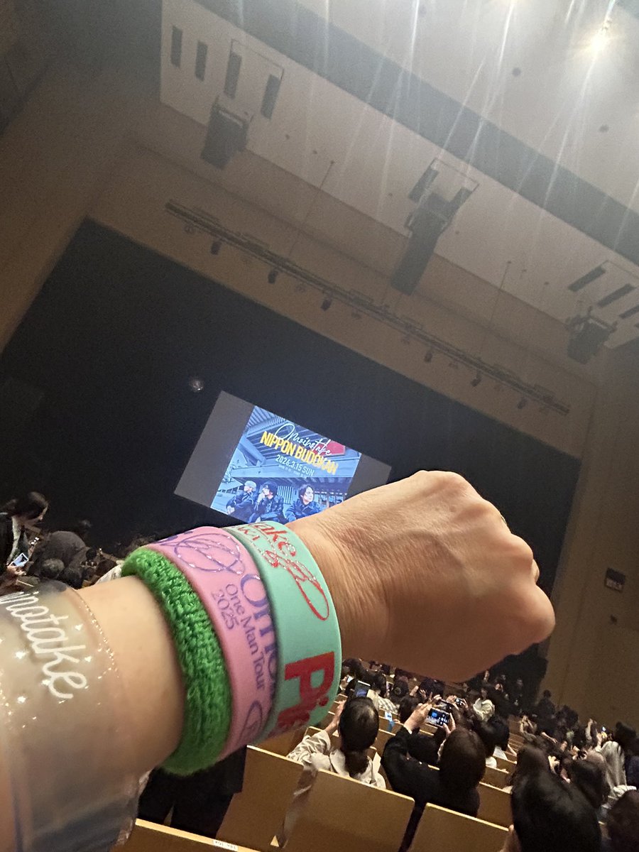 MizuTKR's tweet image. 一夜明けての投稿😂昨日は、遠くから全体見ながら！
幾億光年から出会い😊この1年間追いかけてきたけど、こんな素敵😊な報告まで頂いて、嬉しくて大号泣😭武道館への道どれだけ険しい道だったのか、、帰りの渋谷駅前がすごい誇らしく思えた🤩オモタケ🎋やるじゃん！カッコええよ😎
#Omoinotake
#Pieces