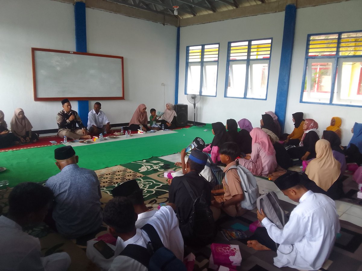 Arifin_Sahab's tweet photo. Saya pimpin baca Al Matsurau dan doa bersama sebelum Ujian Sekolah Berbasis Komputer https://t.co/wkKr1HZPlc