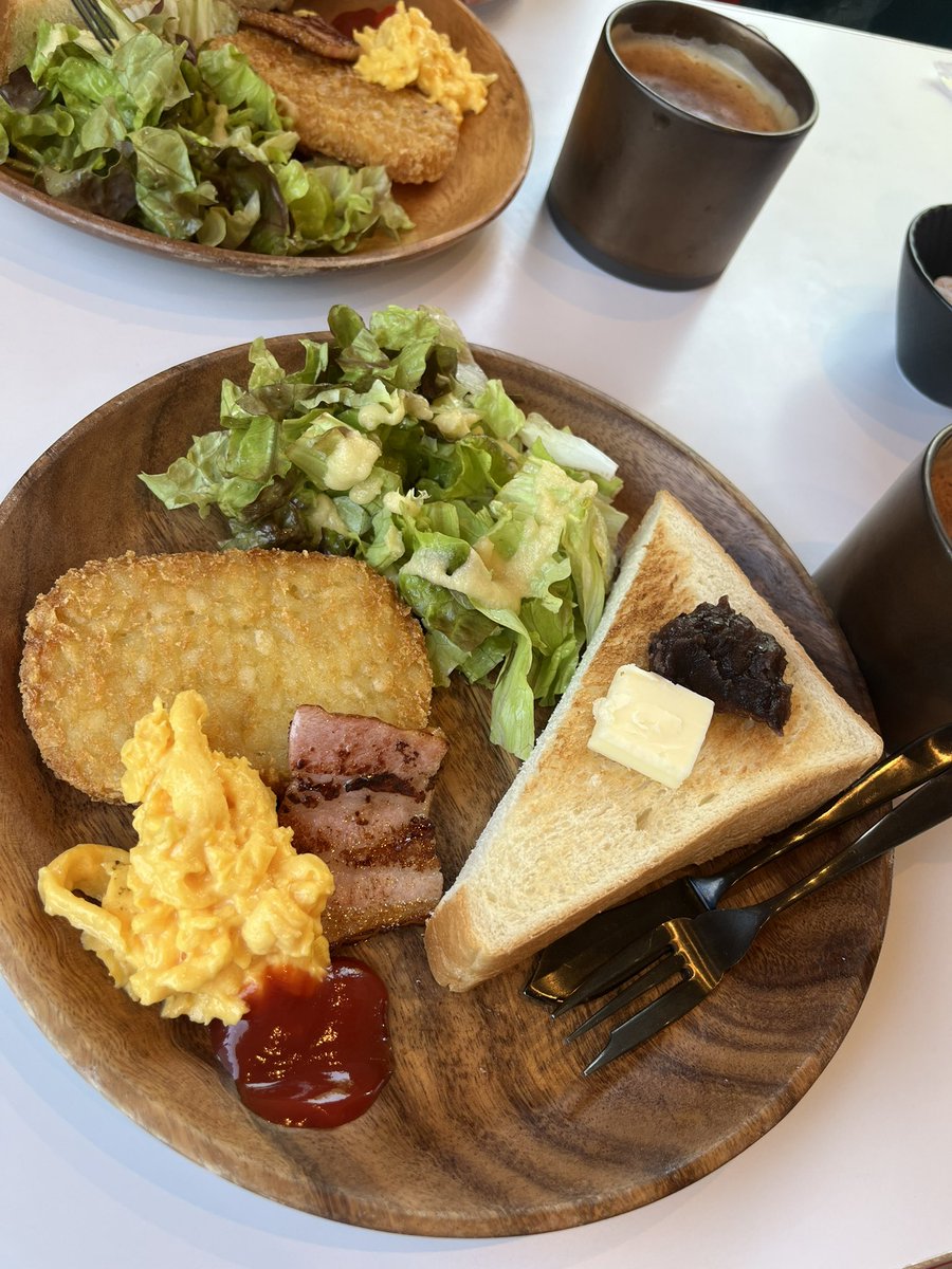 連休の始まりは近所のカフェから😌

モーニング文化なのでコーヒー1杯の値段でこれだけ付いてきます✨