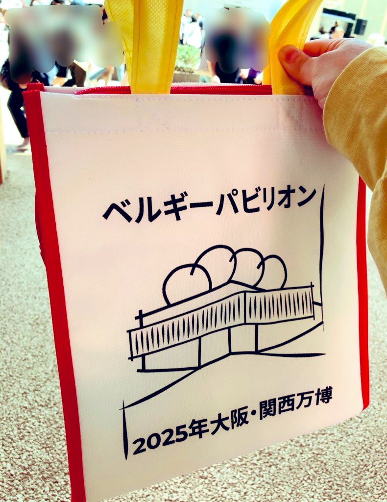 ベルギーパビリオンはピンバッジもかわいい。マグリット缶バッジも買っ