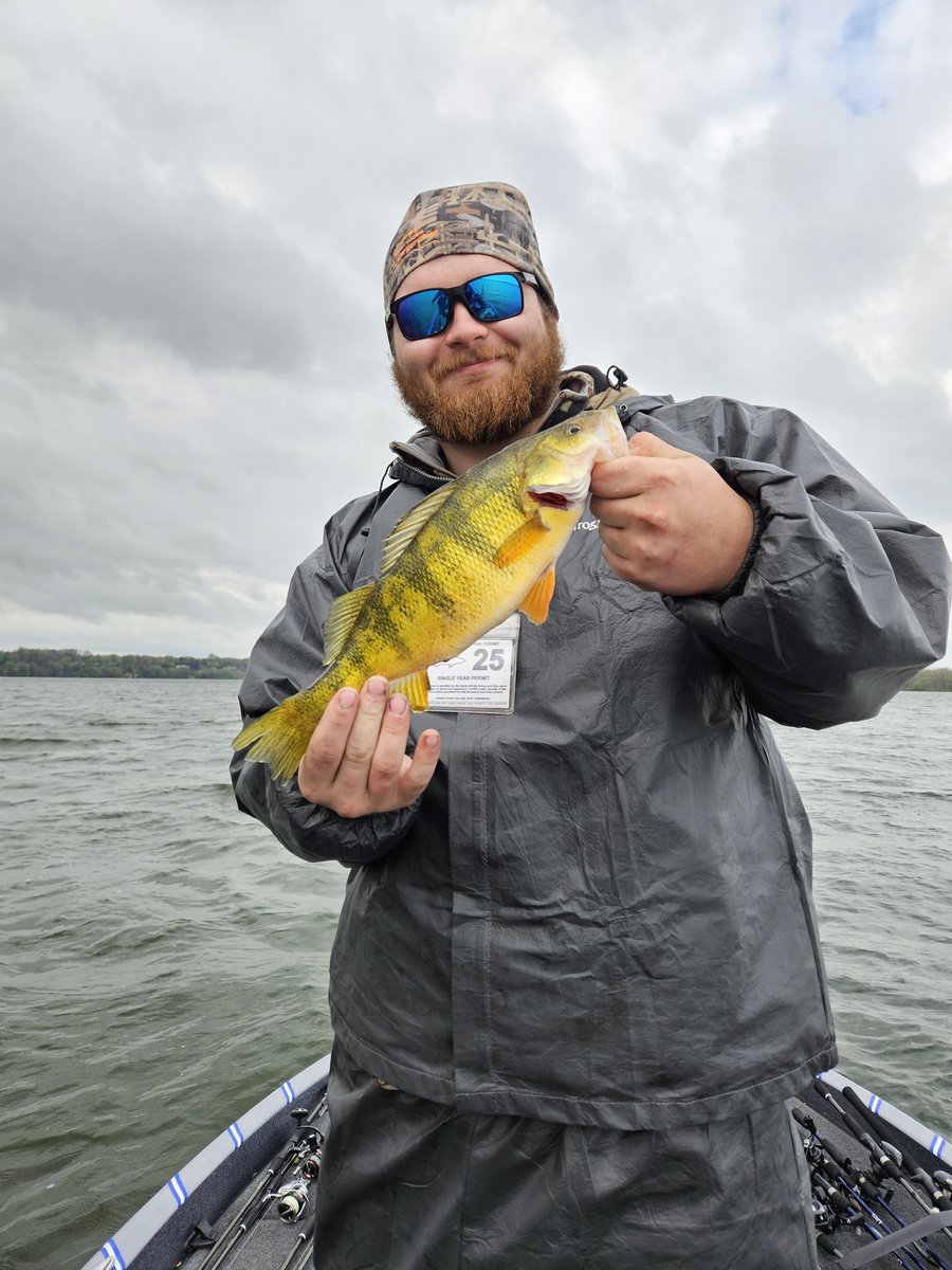 That was a long 12er (double trips), but the company and the fish catching made it an awesome day.  Big thanks to the Mike's and their families for coming up to enjoy some excellent fishing today.

#BigFatBassGuideService #LakeErie #SmallmouthBass