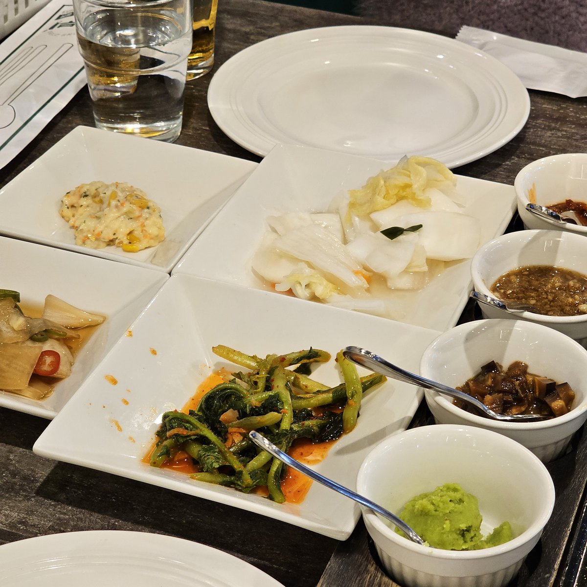 翻訳院の授業のあと、宣陵駅の近くにある焼き肉店「ナムブ」にふらっと入ってみた。店頭には「ブルーリボン3年連続掲載」の文字。ブルーリボンは韓国版ミシュランとも言われる、グルメ好きのバイブル。