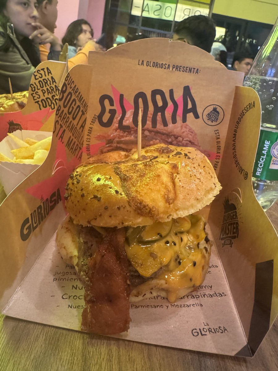 IvonneGanimals's tweet image. Valio la pena hacer fila de 1 hora por esta deliciaaaa #BurgerMaster #LaGloriosa 🤤🤤🤤🤤