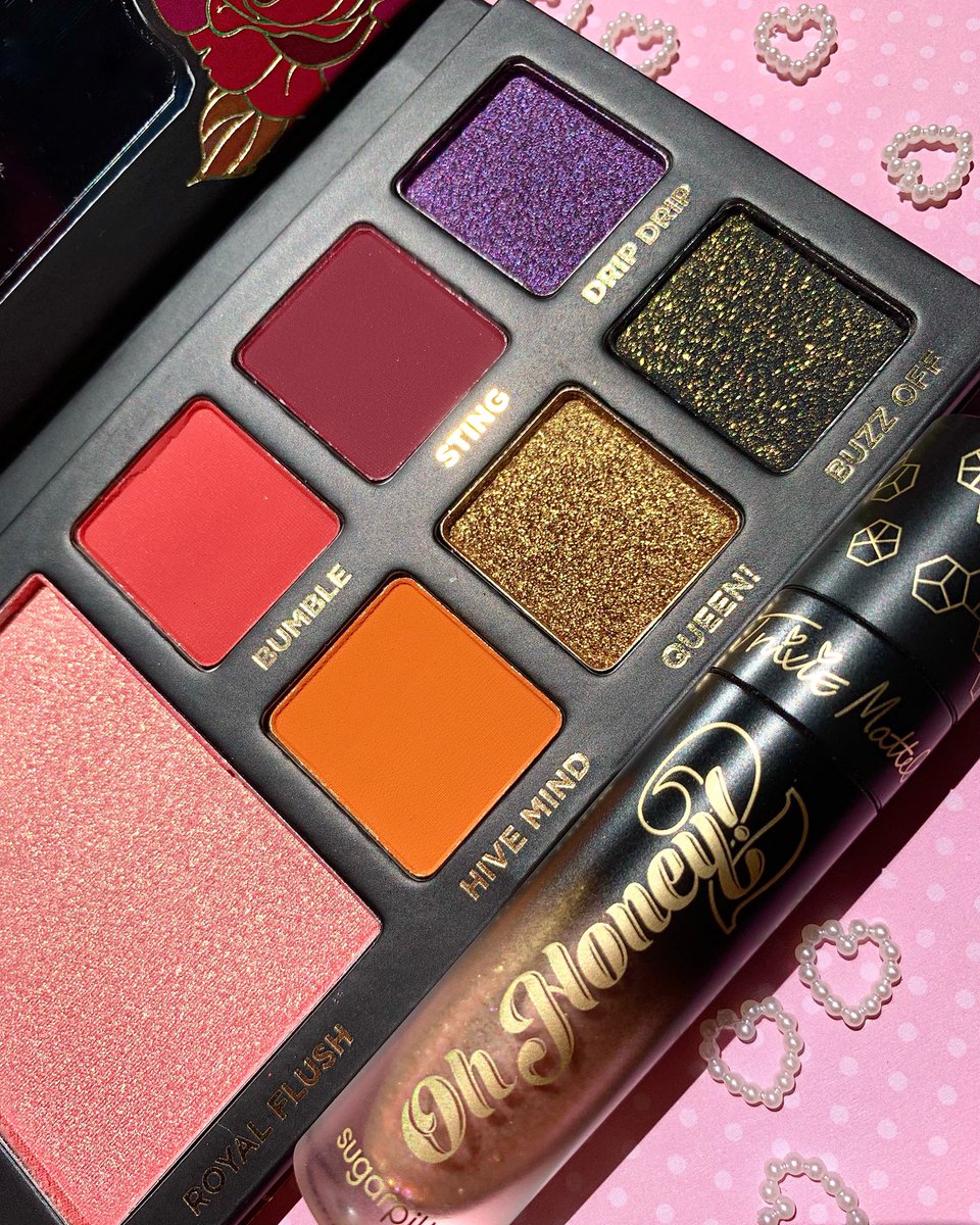 Turn up the drama in a sultry, sparkling smoky eye courtesy of our #trixiemattel x #sugarpill Oh Honey! 2 collab! 🐝 Glittery shadows, bold, vivid mattes, glistening cheeks, and twinkling lips ✨
#dragmakeup #glittereyeshadow #gothmakeup #glitterlipgloss #gothmakeup