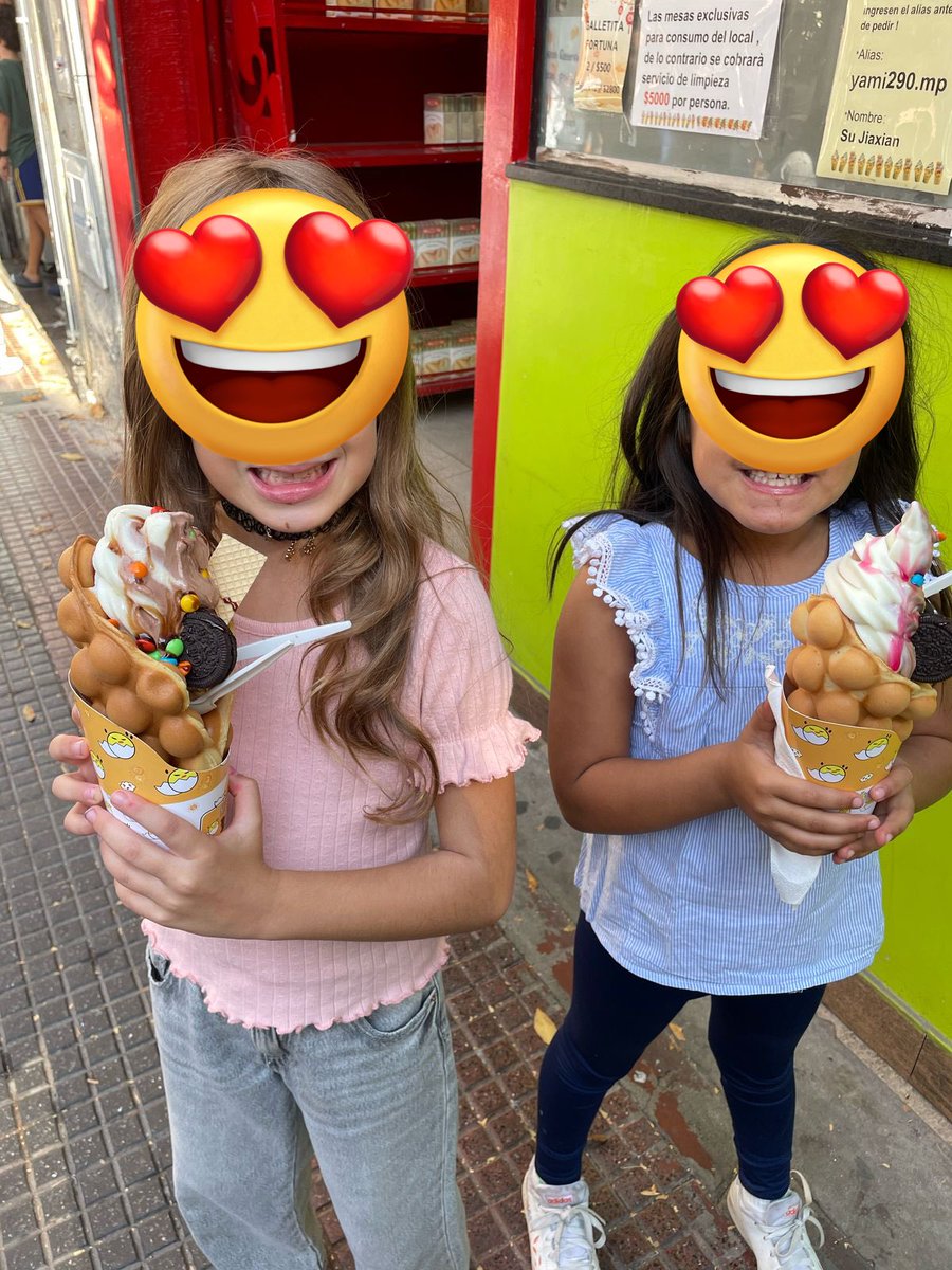 Paseando por el Barrio Chino el día de hoy con mis pequeñas que se clavaron tremendo heladote.