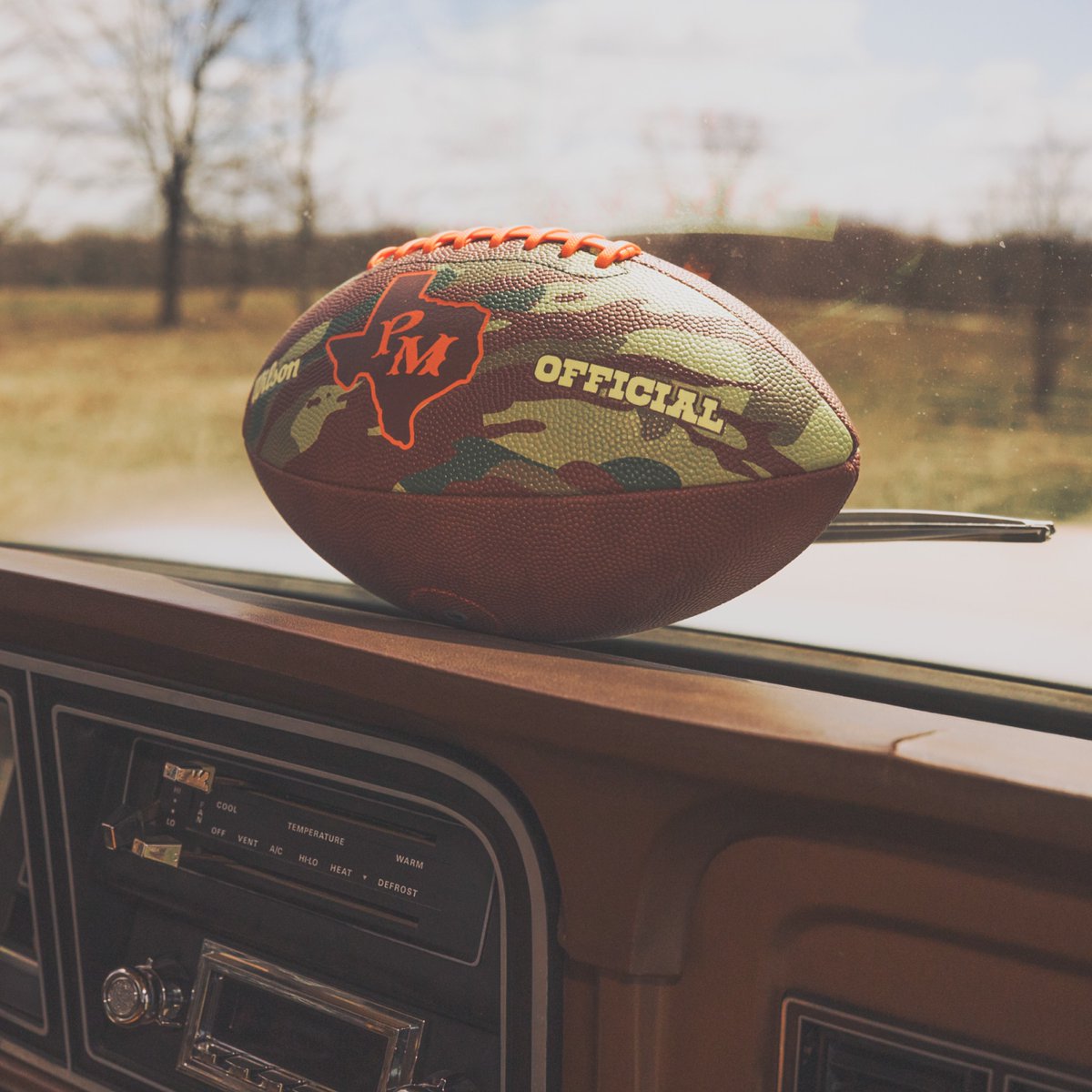 WilsonFootball's tweet image. On sale now, the limited-edition Wilson x Post Malone Tailgate Football. Get yours at Wilson.com and PostMalone.com and be ready for this summer! #BIGASSstadiumtour #WilsonFootball #TravelinTailgate
--
➡️: bit.ly/PostMaloneColl…
--