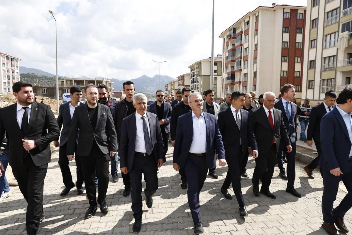 ERAY ERSOY (@erayersoy) on Twitter photo İçişleri Bakan Yardımcımız Sn. <a href="/munirkaraloglu/">Münir Karaloğlu</a> , mülki amirlerimiz ve teşkilatlarımızla birlikte yapımı devam eden ve tamamlanan deprem konutlarımızı inceleme fırsatı bulduk.
Allah devletimize zeval vermesin🙏🏻 İçişleri Bakan Yardımcımız Sn. <a href="/munirkaraloglu/">Münir Karaloğlu</a> , mülki amirlerimiz ve teşkilatlarımızla birlikte yapımı devam eden ve tamamlanan deprem konutlarımızı inceleme fırsatı bulduk.
Allah devletimize zeval vermesin🙏🏻