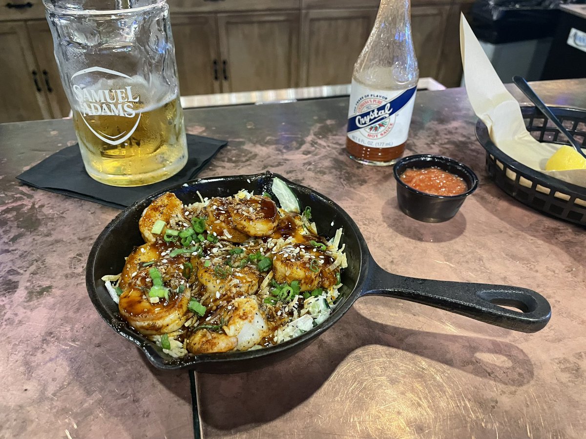 Round 2 here at Kelly’s Half Shell Pub (Crystal River) for happy hour. They have the best oysters! Also enjoying some blackened shrimp on wasabi slaw. Yum!