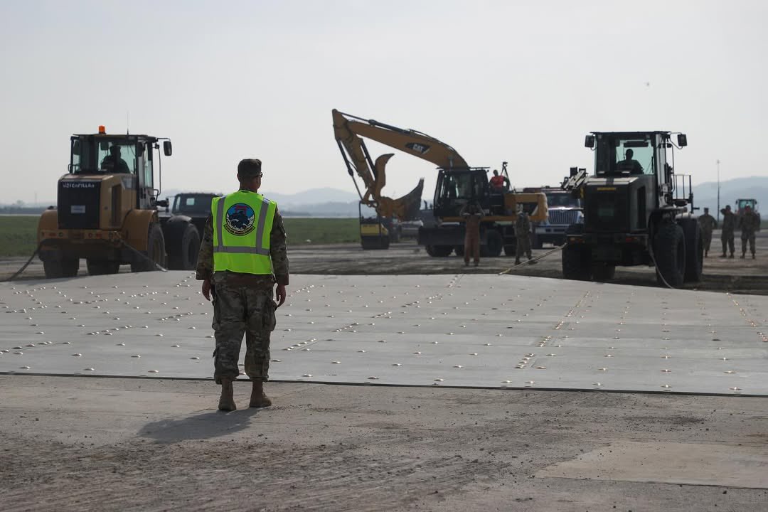 USARPAC's tweet image. Soldiers from 11th Eng. Bn., 2idsbde, @usairforce &amp;amp; ROK personnel trained on crater repair under contested conditions to boost airfield recovery, readiness &amp;amp; interoperability. 

#Build #Partnerships #Training