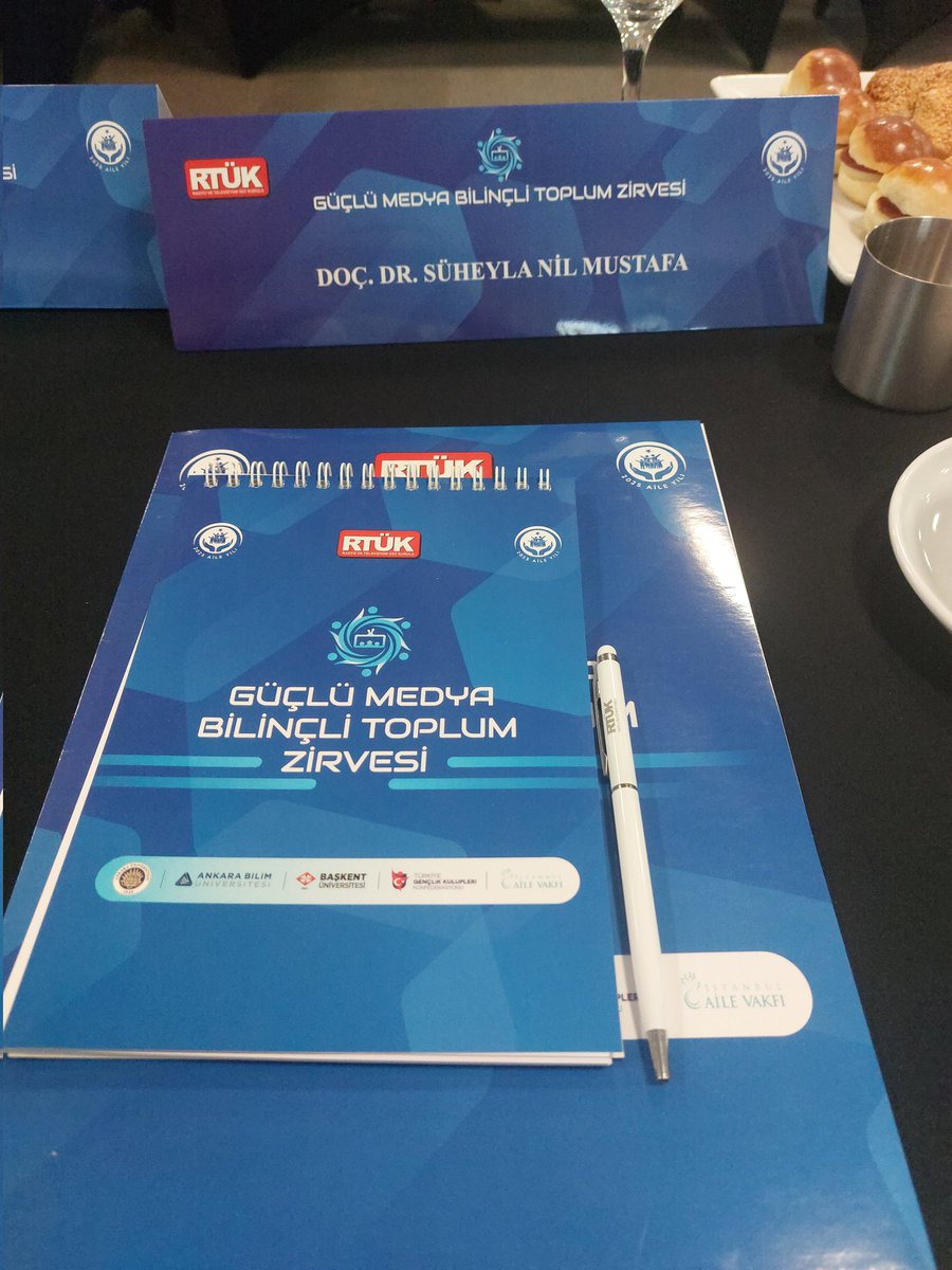 29-30 Mayıs tarihlerinde Ankara'da RTÜK tarafından düzenlenen Güçlü Medya Bilinçli Toplum çalıştayında Buşra ve Haldun hocalarımla birlikteydik.Gündüz Kuşağı ve Magazin Programları oturumunda destek olmaya çalıştım. Tüm RTÜK ekibine teşekkürler.