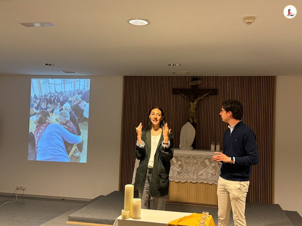 IglesiaEnLeon's tweet photo. 👉🏼 La ⛪ #Parroquia de S. Juan de Regla acoge un nuevo 🫂 #encuentro de🚰 ✝ '#Sedientos, jóvenes que tienen sed de ti' organizado por 🩵 @pasjuleon con 🕯 ⚪ #adoración al Stmo. Sacramento tras la 🗣 #formación acerca de su participación en la peregrinación diocesana a Lourdes. https://t.co/8Tswbxre0G