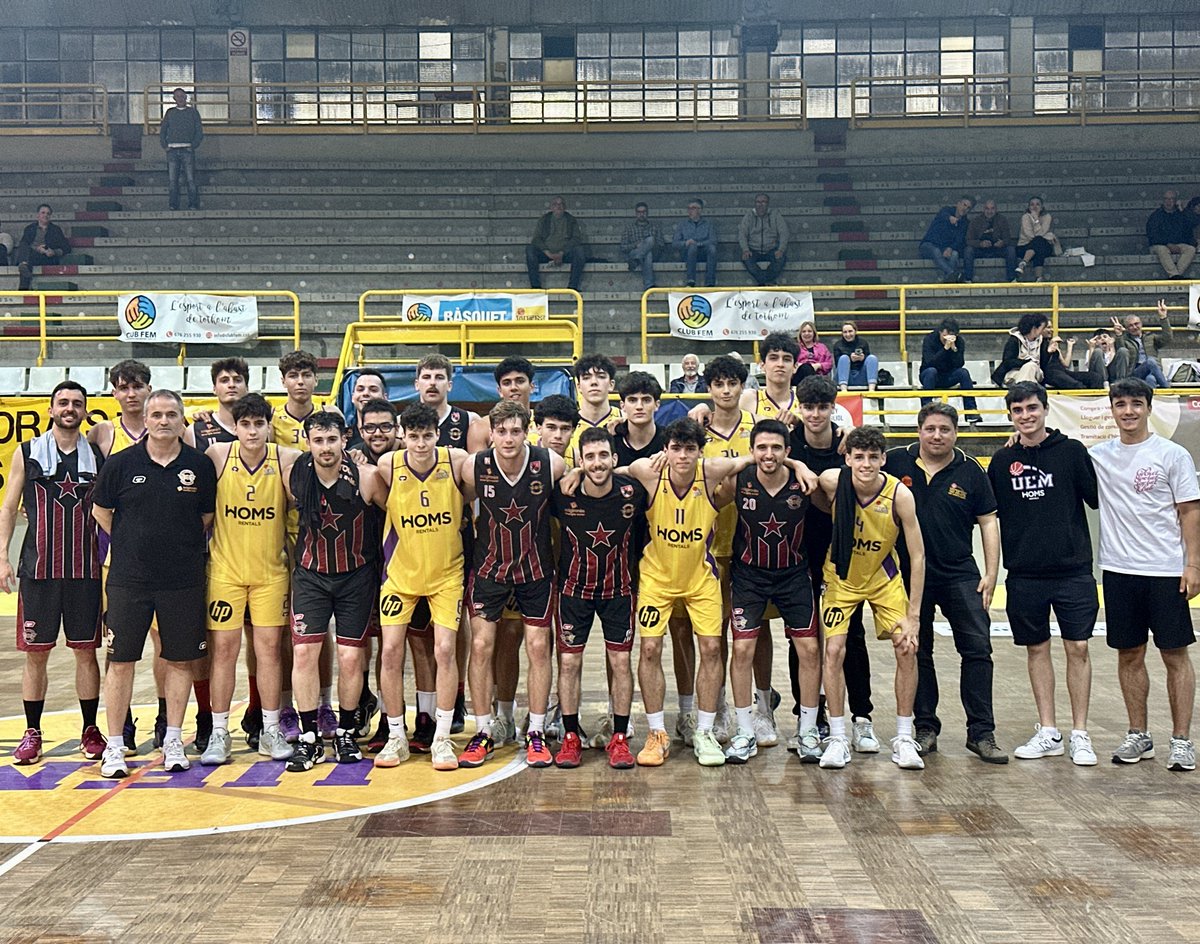 uemataro's tweet photo. 🙌🏻🤝🏻 ELS SÈNIORS B DEL MATARÓ I LA BISBAL DONEN SUPORT ALS 1rs EQUIPS PEL PLAY-OUT!

🏀 Avui, després d’un disputat partit a la darrera jornada de 1a Catalana (62-57), els dos equips s’han unit per enviar un missatge d’ànims als dos 1rs equips!💛❤️

📸 Amb aquest gest, volem enviar tota la força als primers equips de Mataró i La Bisbal, que demà es juguen la permanència a 2a FEB.

#somgrocs💛💜 @bisbalbasquet