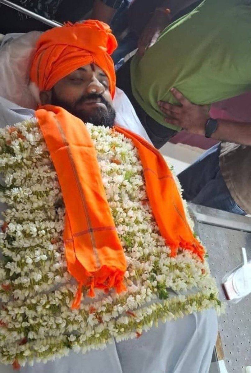 itdreams2021's tweet image. मौत से किसकी है,माना आज हमारा शेर गया है, 
पर स्मरण रखना , कल कुत्तों की बारी है।
कभी सुहास, कभी अभिषेक, कभी अरविंद,कभी हर्षा बनकर #bajrangdal कार्यकर्ताओं ने धर्म हेतु बलिदान दिया है ।
फिर भी लोग पूंछते हैं , #बजरंगदल करता ही क्या है।
Suhas shetty तेरे खून से इंक़लाब आएगा।🚩