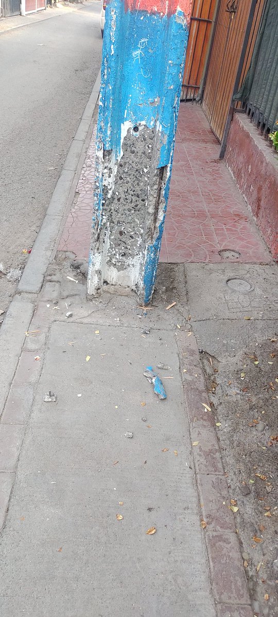 RSponja's tweet photo. @MiguelConcha @Enel_Informa_CL el poste se esta despedazando el link que ponen nadie contesta  o esperamos a que caiga y luego vemos que pasa? https://t.co/t9hcTguOjV