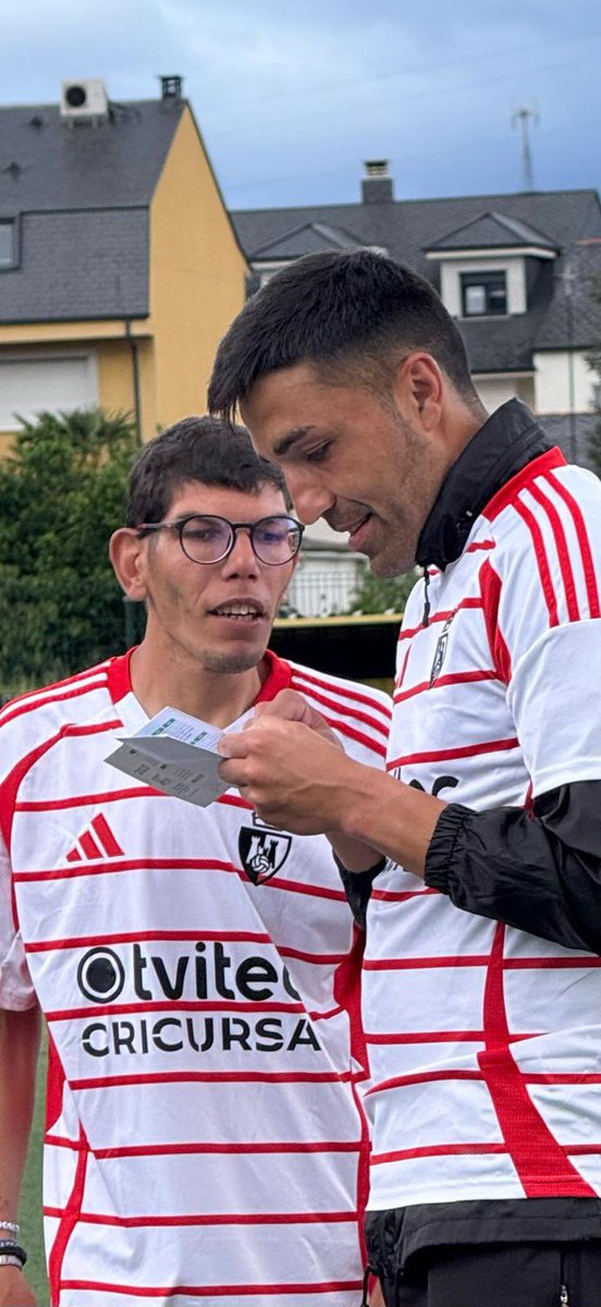 Qué gran día hoy !!! <a href="/cdcuatrovientos/">cdcuatrovientos</a> vs <a href="/AspronaB/">Asprona Bierzo</a> !!
Diferentes e iguales !! ⚽️⚽️⚽️