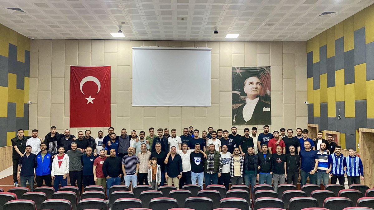 Göztepe maçı öncesi mahalle ve tayfa temsilcilerimizle toplantımızı gerçekleştirdik. 

Küskünlüğü, kırgınlığı, öfkeyi bir tarafa bırakıp tüm Adana Demirspor’luları Göztepe maçına bekliyoruz. 

VARDIK, VARIZ, VAROLACAĞIZ...
#ŞimşeklerGrubu