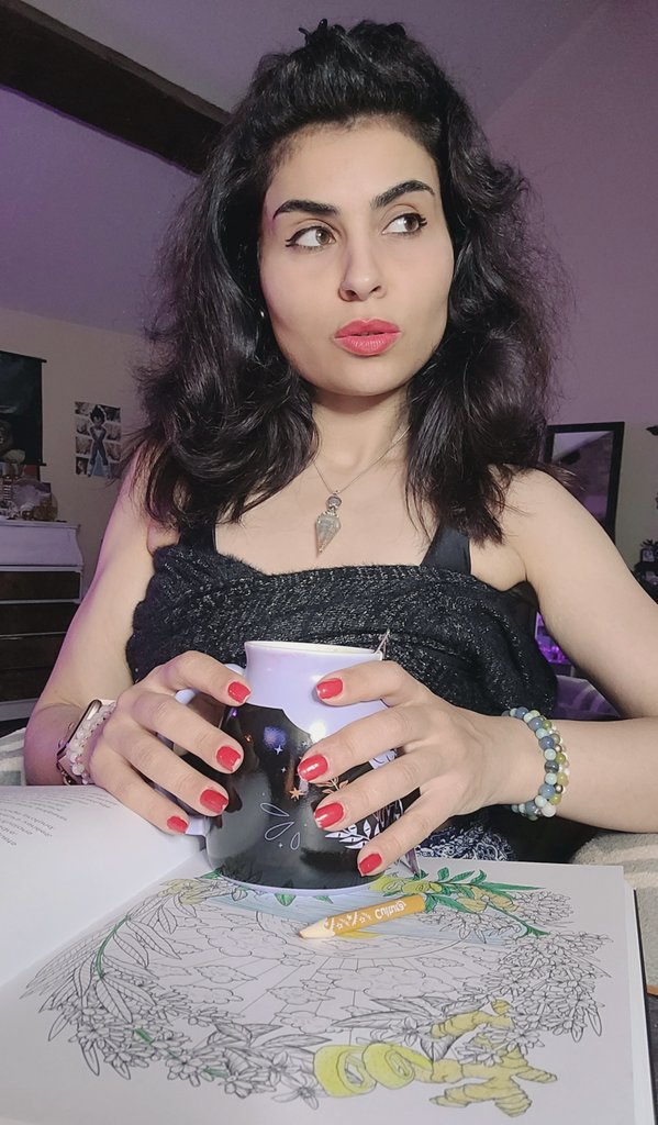 MooniaDg's tweet photo. 🌸🌙🦋🎨🦋🌙🌸
Get away from it all with coloured pencils and background music.
#woman #girl #photo #photos #drawing #picture #selfie #womanpic #coloriage #passetemps  #dessiner #colorier #teanight https://t.co/EGUUawpvpS