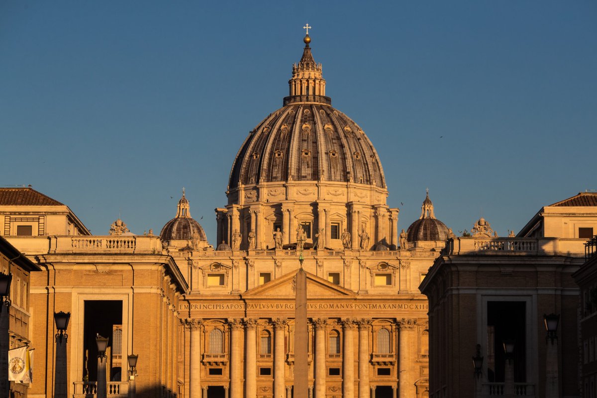 As the world mourns Pope Francis, the Catholic Church prepares for a pivotal conclave. Learn from Loyola University Chicago experts about the Conclave tradition and what to expect as the Church elects a new pope. news.luc.edu/stories/campus…