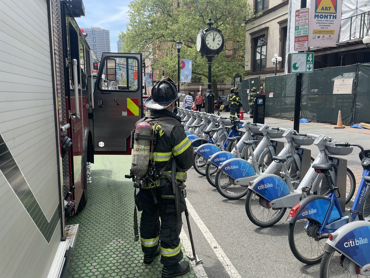 HobokenFire's tweet image. 🚒 HFD in action at @CityofHoboken City Hall today!
🔥 There was no fire (whew), rather construction dust triggered smoke alarms.
🙏 THANK YOU to @HobokenFire Fighters for their quick response!