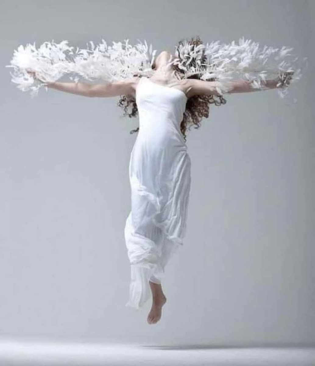 وان سألوك يوماً 
 عن عشق الروح للروح  ..
قُل :
هو ذاك العشق الذي .. 
يجعلك تشعر ان 
 جسدك يطال السماء دون اجنحة
وروحك تطأ الارض دون قدمين