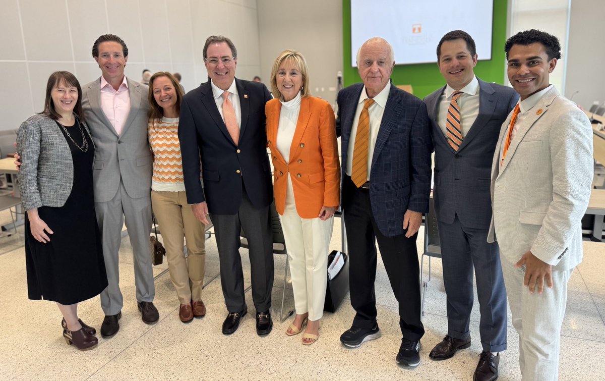 DondePlowman's tweet image. Glad to welcome our @UTKnoxville Advisory Board to @UTIAg for our meeting to receive updates from my team &amp;amp; discuss campus initiatives. Appreciate Dr. Keith Carver &amp;amp; Dean Paul Plummer for giving us a tour of @utcvm and seeing first-hand the incredible work they do every day!