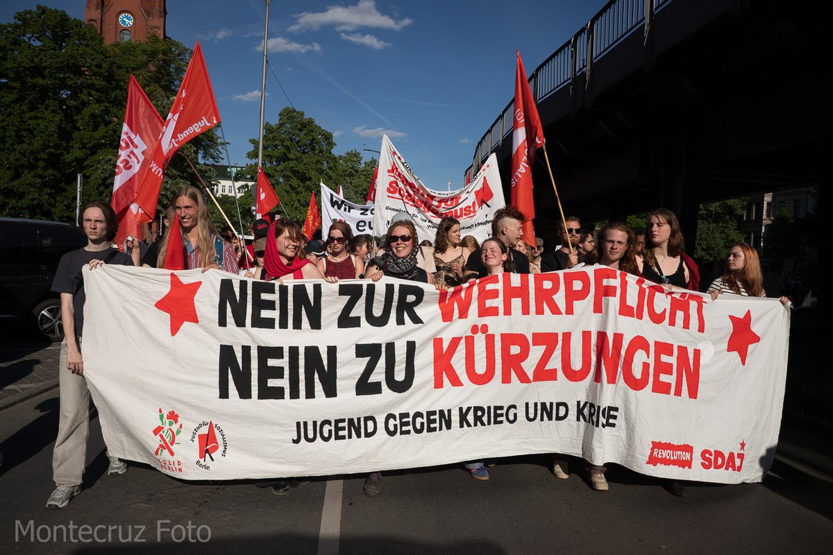 Montecruzfoto's tweet photo. #Mayday Berlin. A Youth demo and May Day parade "against war and fences" marched through the streets of #Kreuzberg to the starting point of the traditional Revolutionary March.
#B0105 #1Mai #1MaiBerlin #erstemai https://t.co/xcUNYVaORX