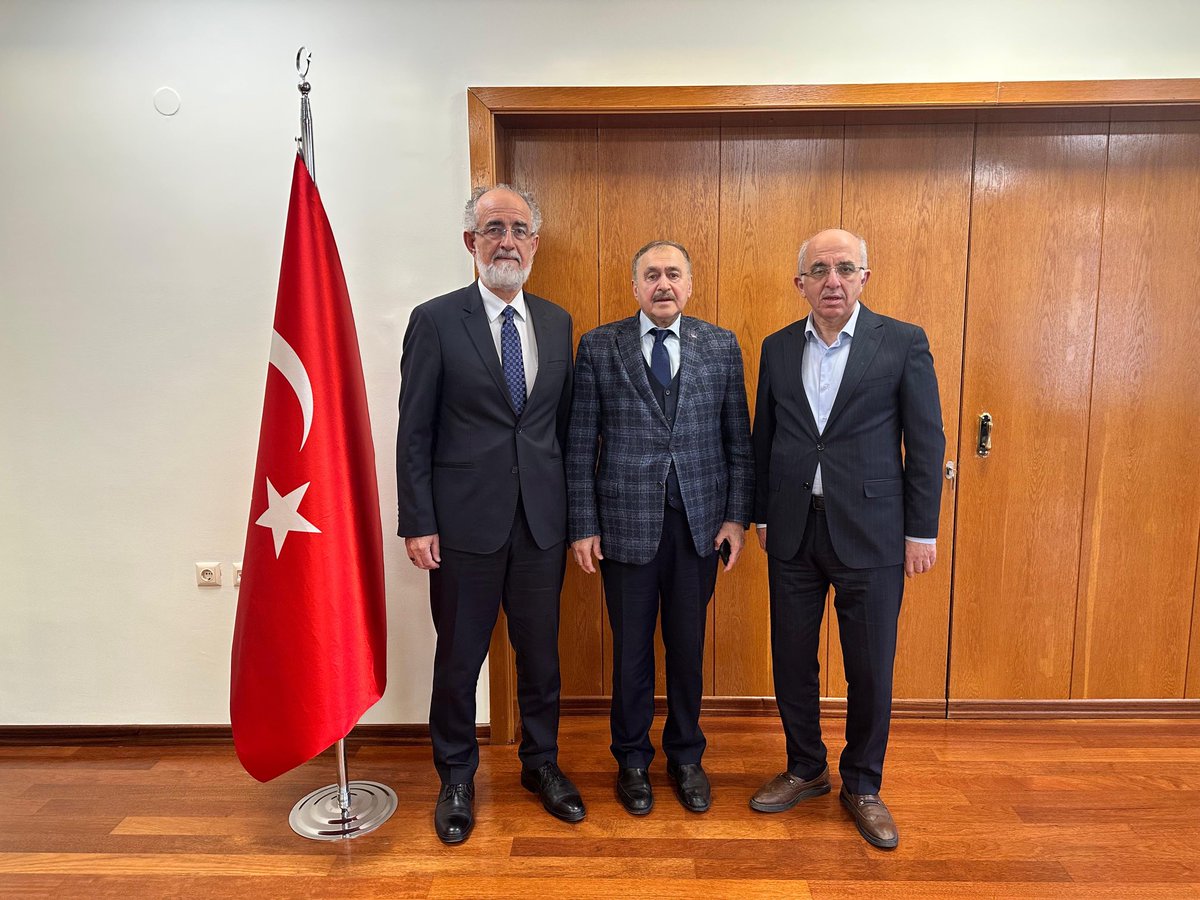 Üsküp International Balkan University’nin yönetim ve Üsküp Eğitim ve Kültür Vakfı Başkanı Sn Süleyman Özdil ve üye Sn Cemil Yıldız ile Üniversitenin eğitim seviyesindeki gelişmeleri görüştük. 20.Yılında 282 güçlü akademik kadrosu ve 3500 talebesi ile yıldızı parlıyor. Başarılar👏