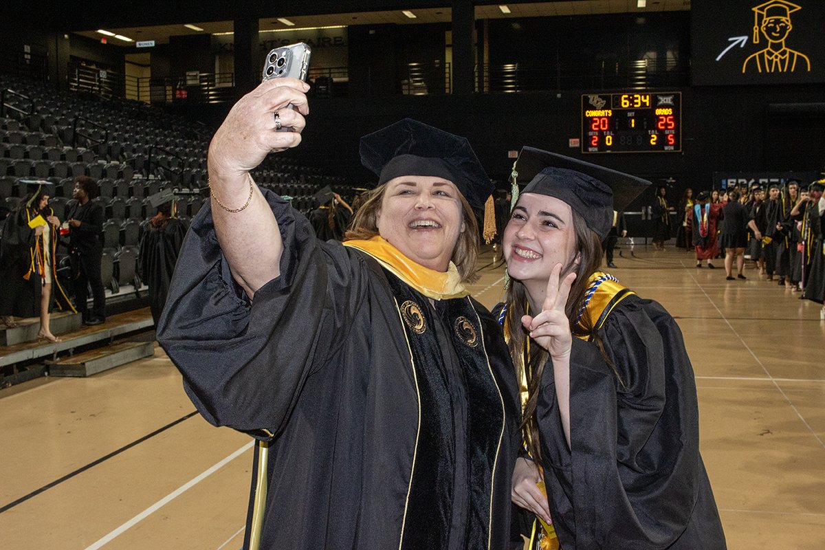 UCF_DPT's tweet image. 👩🏽‍🎓👨‍⚕️ Here’s to everything you’ve accomplished and everything that’s still ahead — and to the lives you&apos;ll change from here on out! The future of healthcare looks brighter because you are in it! Congratulations #Classof2025! The world is lucky to have you. #UCFGrad