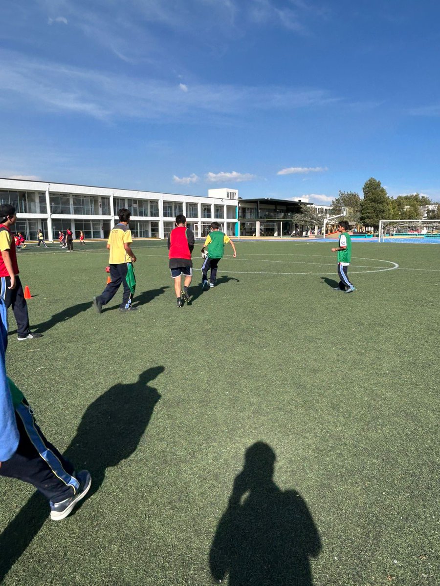 InstitutoMetSC's tweet photo. ¡Instituto Metepec se sigue preparando para ser los mejores! Entrenar fútbol no solo es correr detrás de un balón, es trabajar la técnica, la táctica, la condición física y la mentalidad. Es disciplina y pasión. ¡Vamos a darlo todo en el campo! #Fútbol #Pasión @FAHHdeporte https://t.co/hXDyIFW5GO