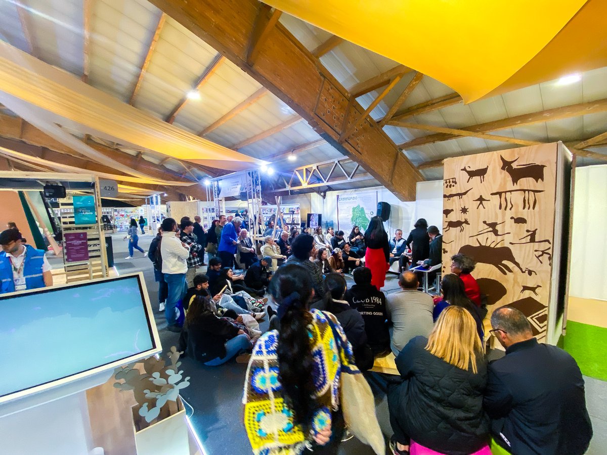 ¡𝐋𝐚 𝐩𝐨𝐞𝐬í𝐚 𝐬𝐞 𝐫𝐞𝐬𝐩𝐢𝐫𝐚 𝐞𝐧 𝐞𝐥 𝐬𝐭𝐚𝐧𝐝 𝐝𝐞 𝐍𝐨𝐫𝐭𝐞 𝐝𝐞 𝐒𝐚𝐧𝐭𝐚𝐧𝐝𝐞𝐫!📚

En la Feria del Libro de Bogotá, la poesía ha sido protagonista. Más de 70 títulos, recitales y presentaciones han cautivado a los visitantes.