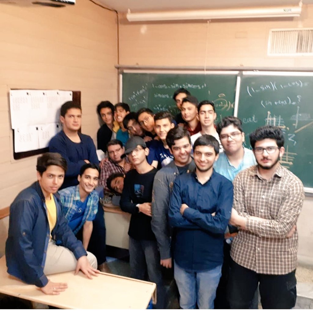 golzari_m's tweet image. سالها افتخار معلم بودن را داشتهام؛ سالهایی که به من آموخت آموزش فقط انتقال دانش نیست، بلکه باوری است به تغییر، امید و ساختن آیندهای بهتر برای فرد و جامعه.
اگر از رفاه، توسعه و ایرانی پیشرفته برای فرزندانمان سخن میگوییم، نقطه آغاز آن آموزش است.
معلمان و اساتید این سرزمین با…