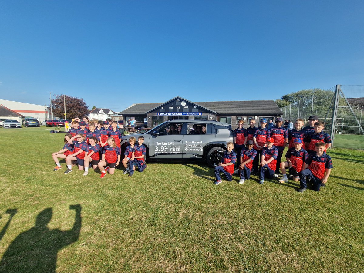 CarmarthenWands's tweet photo. We were also joined by Charlotte from @GravellsMotors (Kidwelly) and members of the @CarmarthenRT
We were also joined by former player and Wales &amp; Lions legend @KenOwens1088 who is also one of our junior sponsors with Sheriffs Billtong https://t.co/OuKF38xVYE