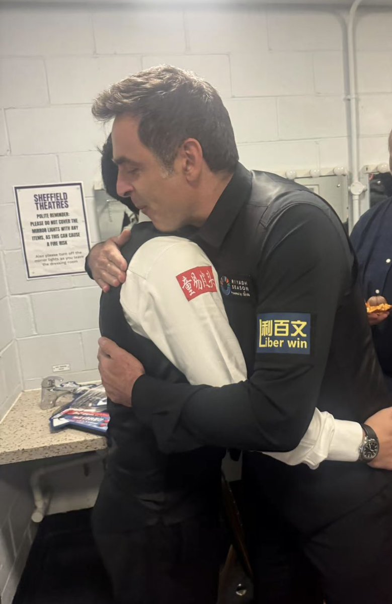 Straight after the match Xintong went to Ronnie’s dressing room.  He thanked him for his help and support, without which he wouldn’t have got to the final so quickly.

Xintong 🔥 Ronnie